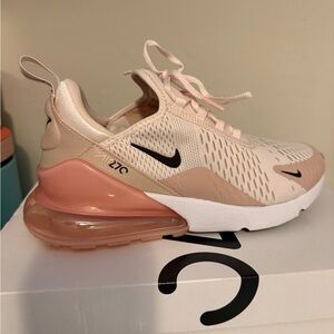 Nike Air Max 270 in Pink and White